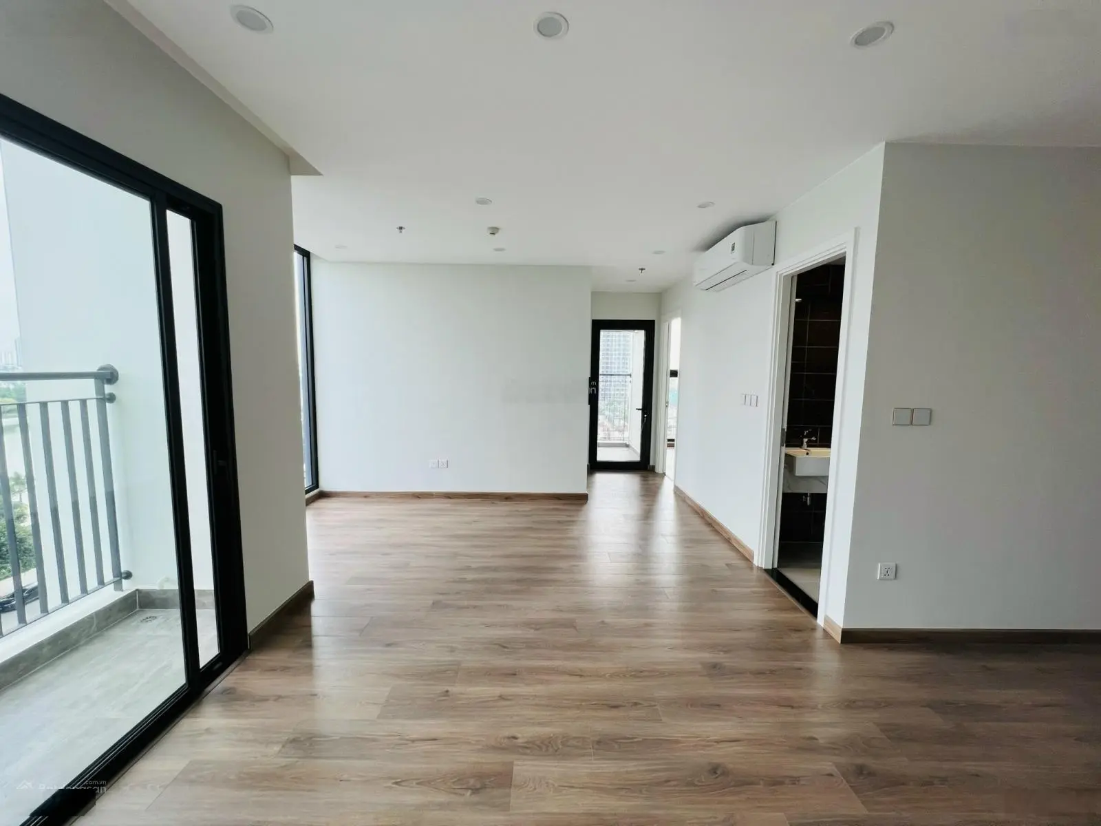 Bán lỗ căn góc 2PN + 65m2, giá chỉ 4,2 tỷ bao phí, toà G3 tầng thấp, trục 10, The Sola Park