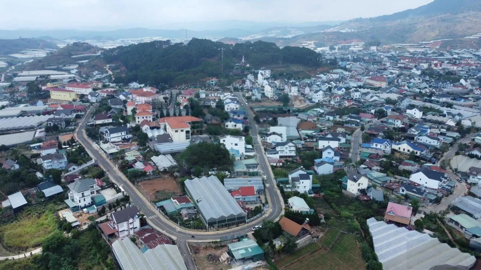 Bán nhanh 4 lô đất xây dựng mặt đường Phạm Hùng, TT Lạc Dương đường lớn 11m, gần công an Huyện.