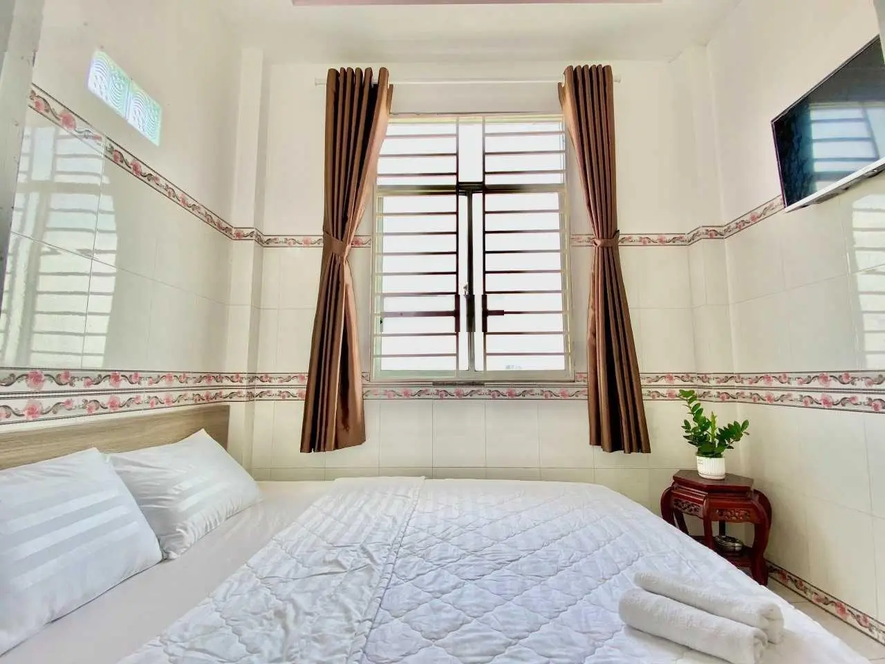 Khách sạn 6 tầng lung linh, 161m2 mặt tiền Hà Huy Giáp, 32 phòng, có sân đậu ô tô