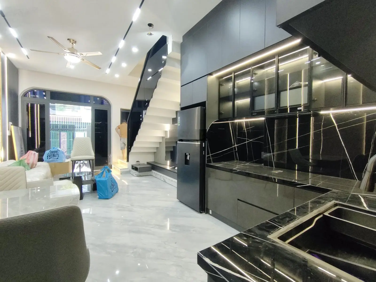 Nhà 3 tầng đường ôtô 5m ôtô đậu đỗ trong sân - sát nhà đường Điện Biên Phủ