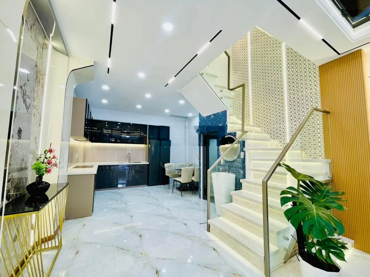 Sổ hồng trao tay, có ngay nhà đẹp - Đ. Hoàng Diệu, Quận 4. Giá: 2 Tỷ 620 / 55.2m2. Hẻm ô tô 4m