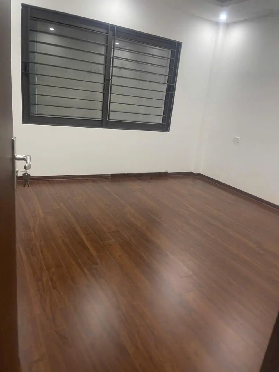 Nhà Cực Đẹp - Ngay Hồ LINH ĐÀM - Trường các cấp , chợ và UBND Cách 200m - bến xe nc Ngầm cách 500m