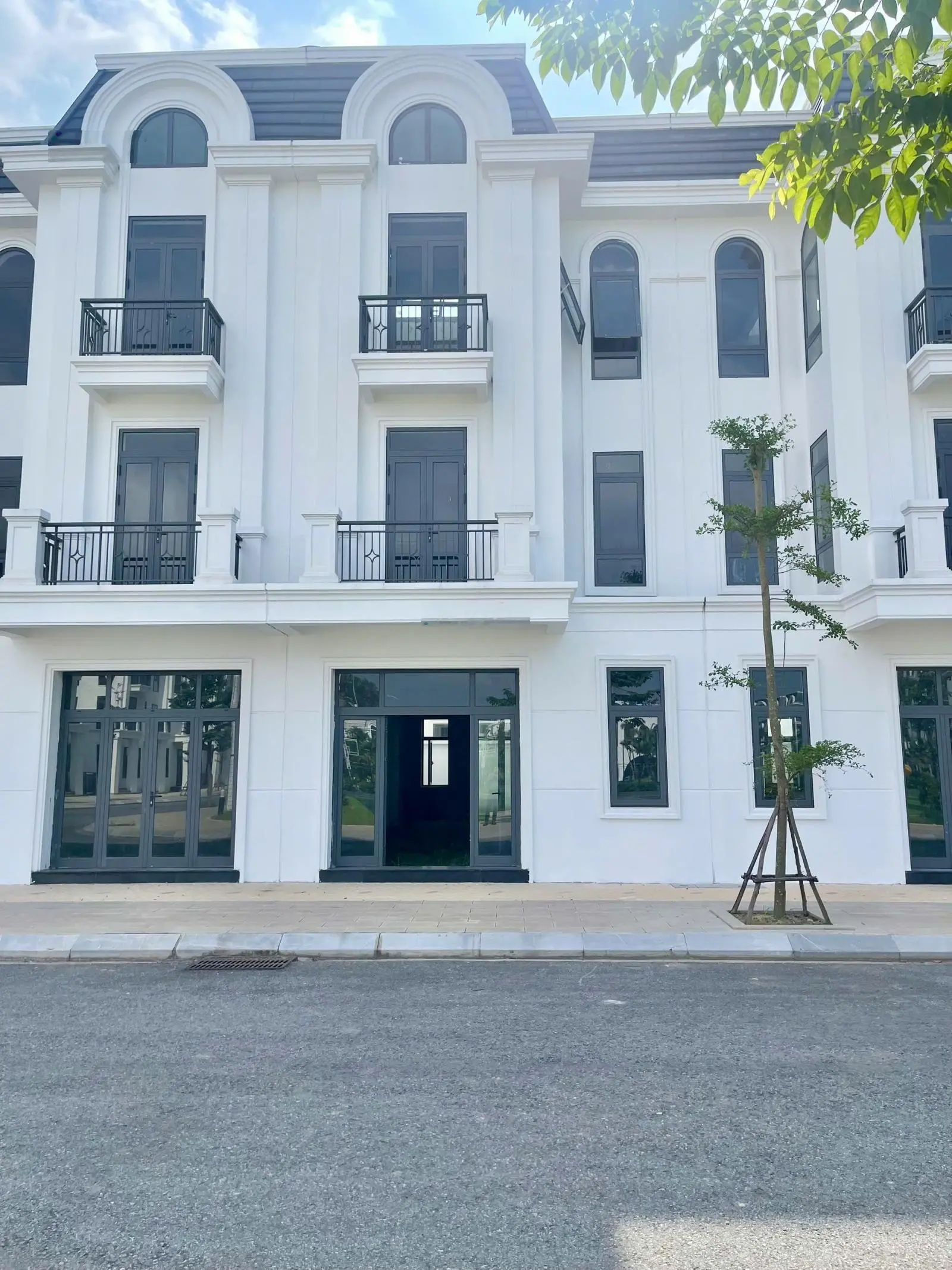 Cắt lỗ sâu căn liền kề 96m2 chỉ hơn 4ty view công viên tại Crown Villas Thái Nguyên. LH 0962566863
