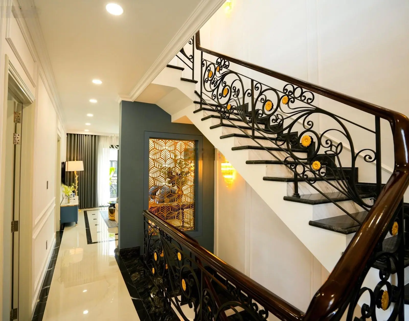 Căn góc Verosa 153 m2 thô 21tỷ và full NT 25 tỷ, và SL 240m2 /29 tỷ. ĐL 528m2/ 51 tỷ
