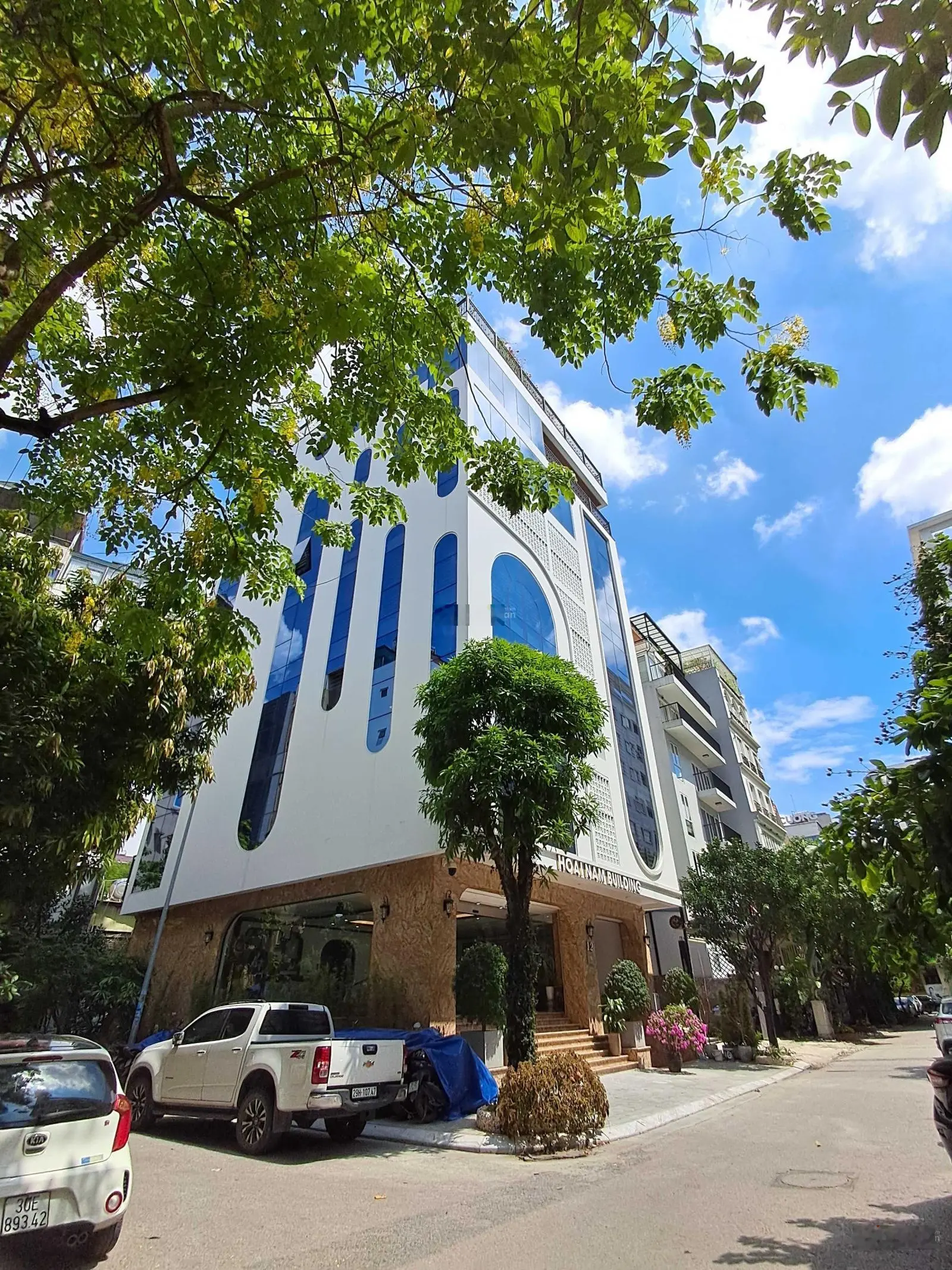 Bán gấp biệt thự phố Dịch Vọng Hậu, Cầu Giấy, diện tích gần 300m2 lô góc 3 thoáng, giá thương lượng