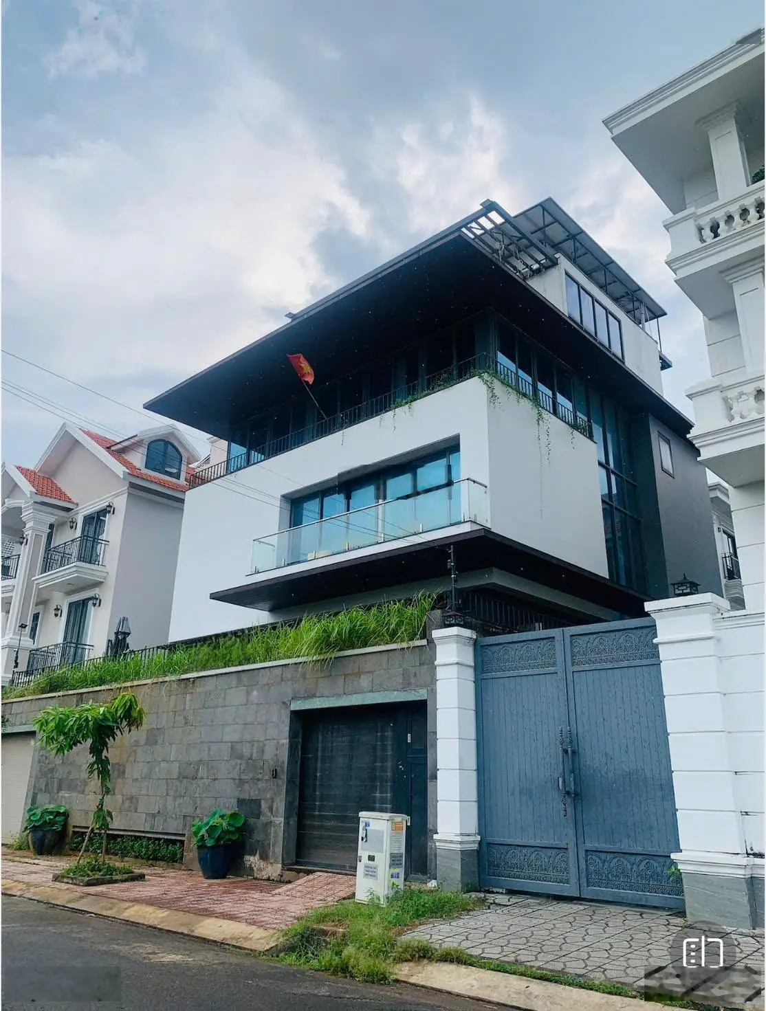 Biệt thự Liên Phường - Tìm chủ mới - Nhà rất đẹp xem là mê - DT: 270m2 - giá chỉ: 33 tỷ