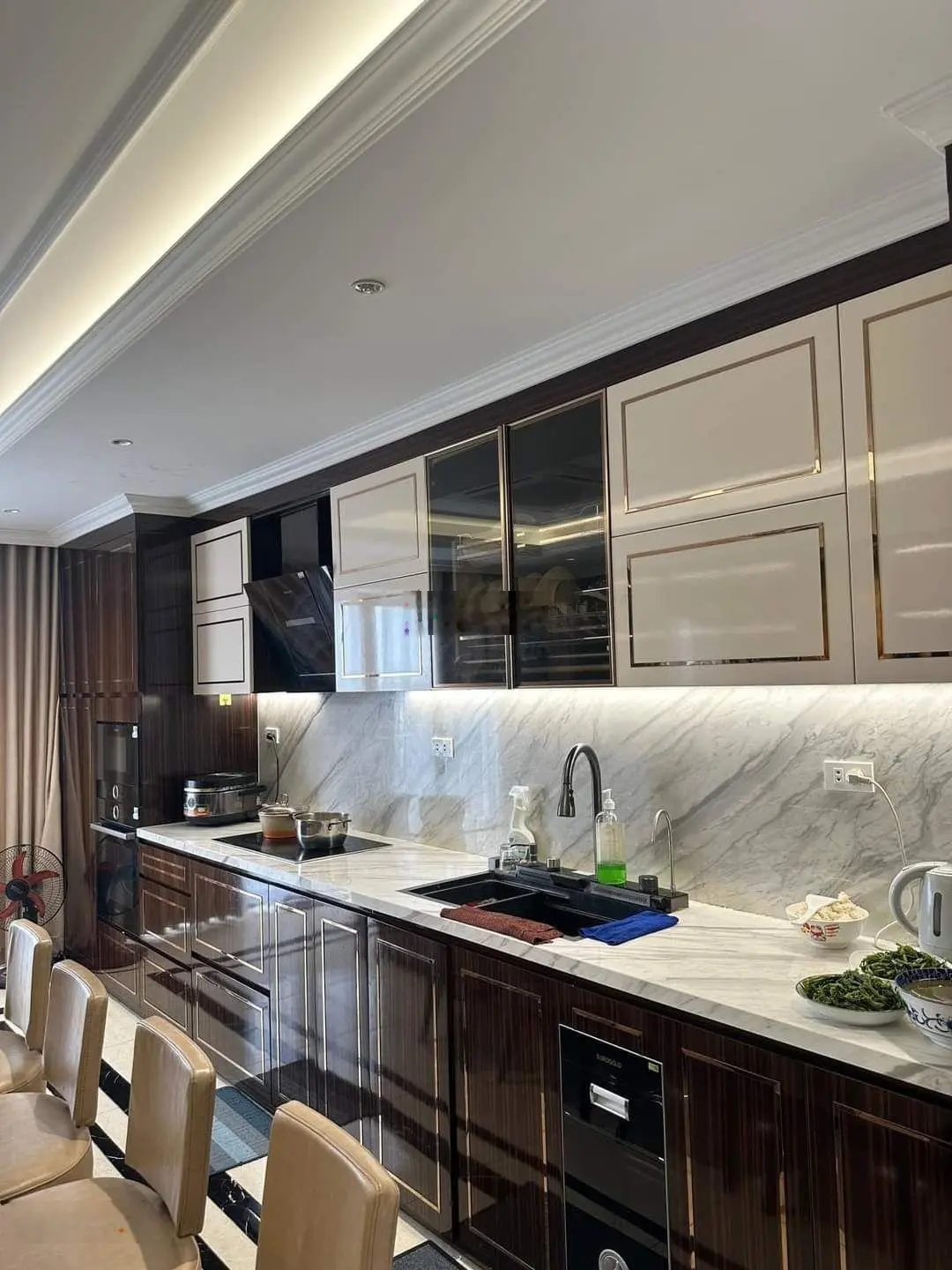 Rẻ như cho! Mặt phố Linh Lang oto tránh vỉa hè 120m*8T thang máy mới cứng, KD vô đối DT 2 tỷ/năm