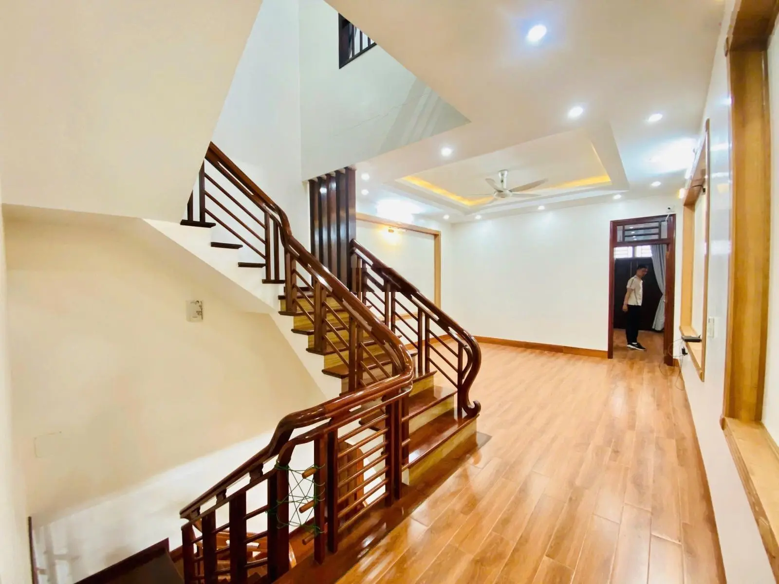 Bán nhà khu 4 Bình Minh hàng xóm Vinhomes, 95m2, MT 5m, 3 tầng, Đông Nam, có gara, giá nhẹ 4,85 tỷ