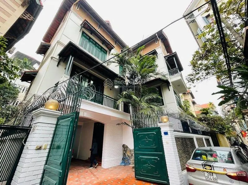 Biệt thự đẹp bể bơi sân vườn Hồ Tây bán, xe hơi 7 chỗ đỗ trong nhà. Biệt thự chất lượng cao