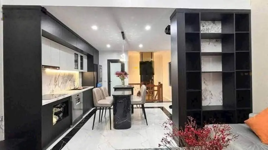 Bán Nhà Cổ Nhuế 40m-5 Tầng Thang máy , Phân Lô , cách 3 Nhà Ra Phố . Ô Tô Tránh , Trước Nhà 4m