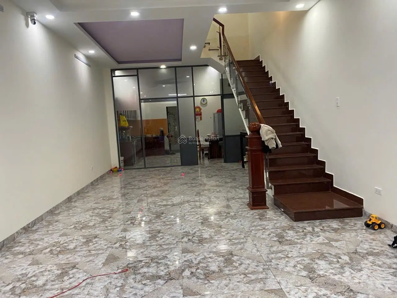Bán nhà 4 tầng mặt tiền đường Võ Văn Kiệt DT 100m2, có sẵn điện năng lượng, để lại nội thất có TL