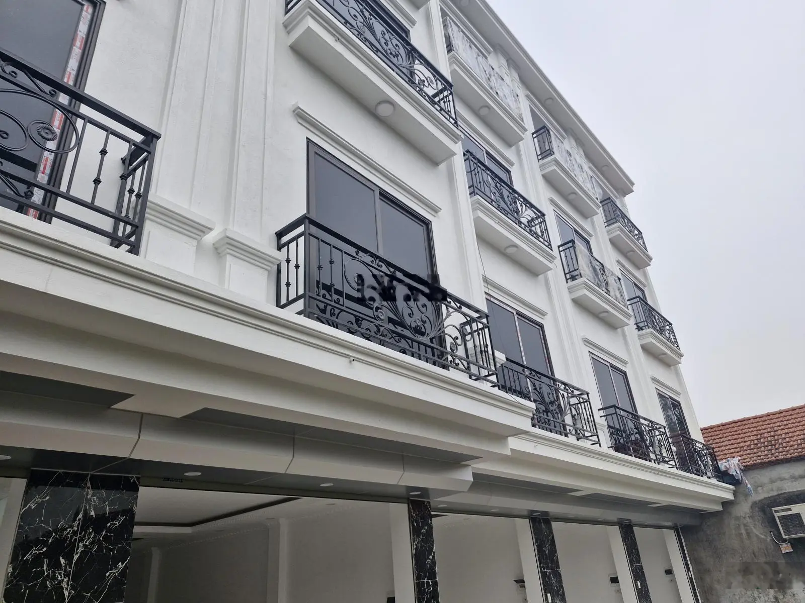 Cần bán gấp căn nhà 3 tầng 40 m2 cách Đại Lộ Thăng Long 2km