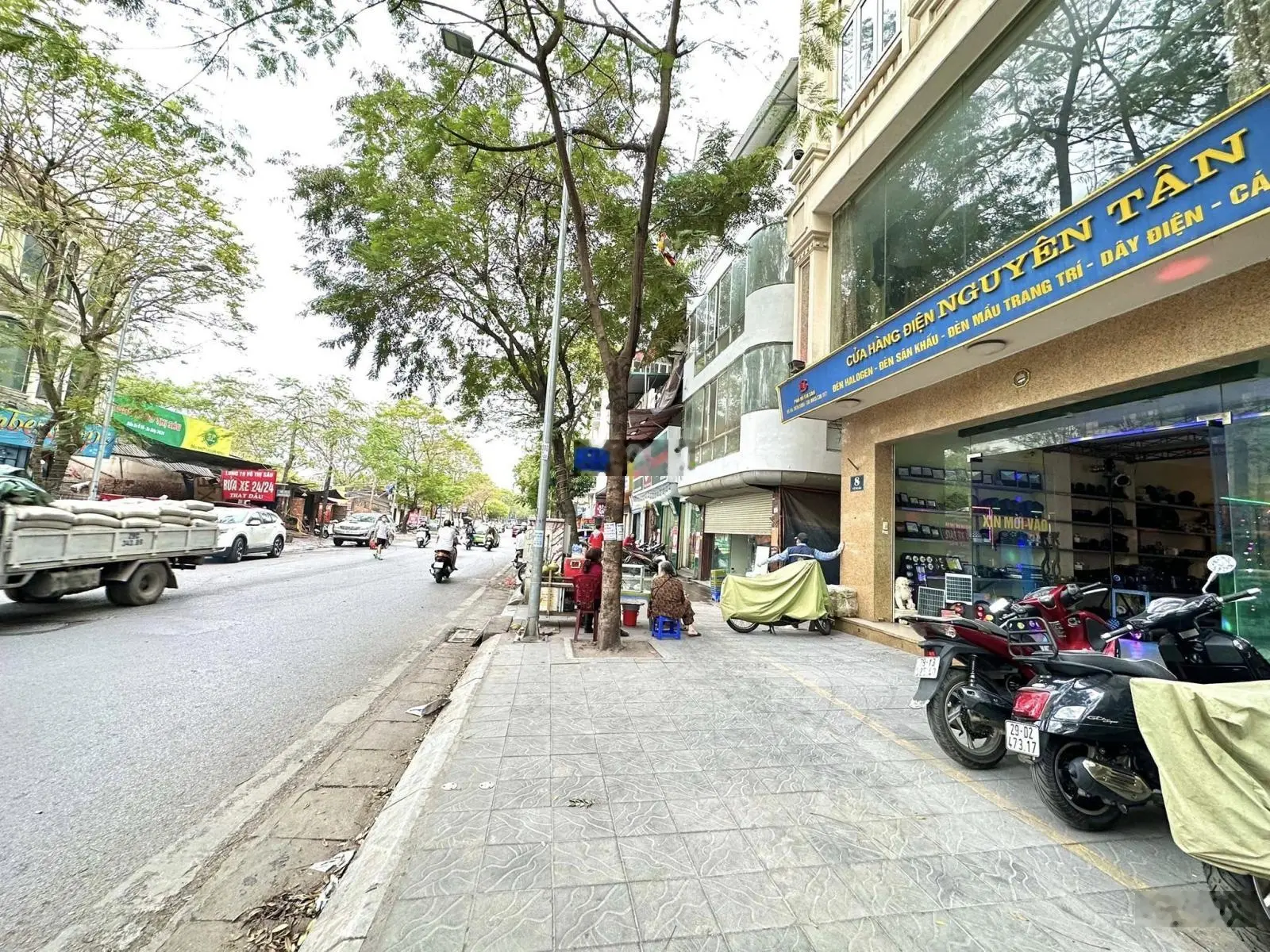 Chính chủ bán nhà mặt phố Lạc Long Quân 118m2 4T kinh doanh sầm uất giá 23 tỷ