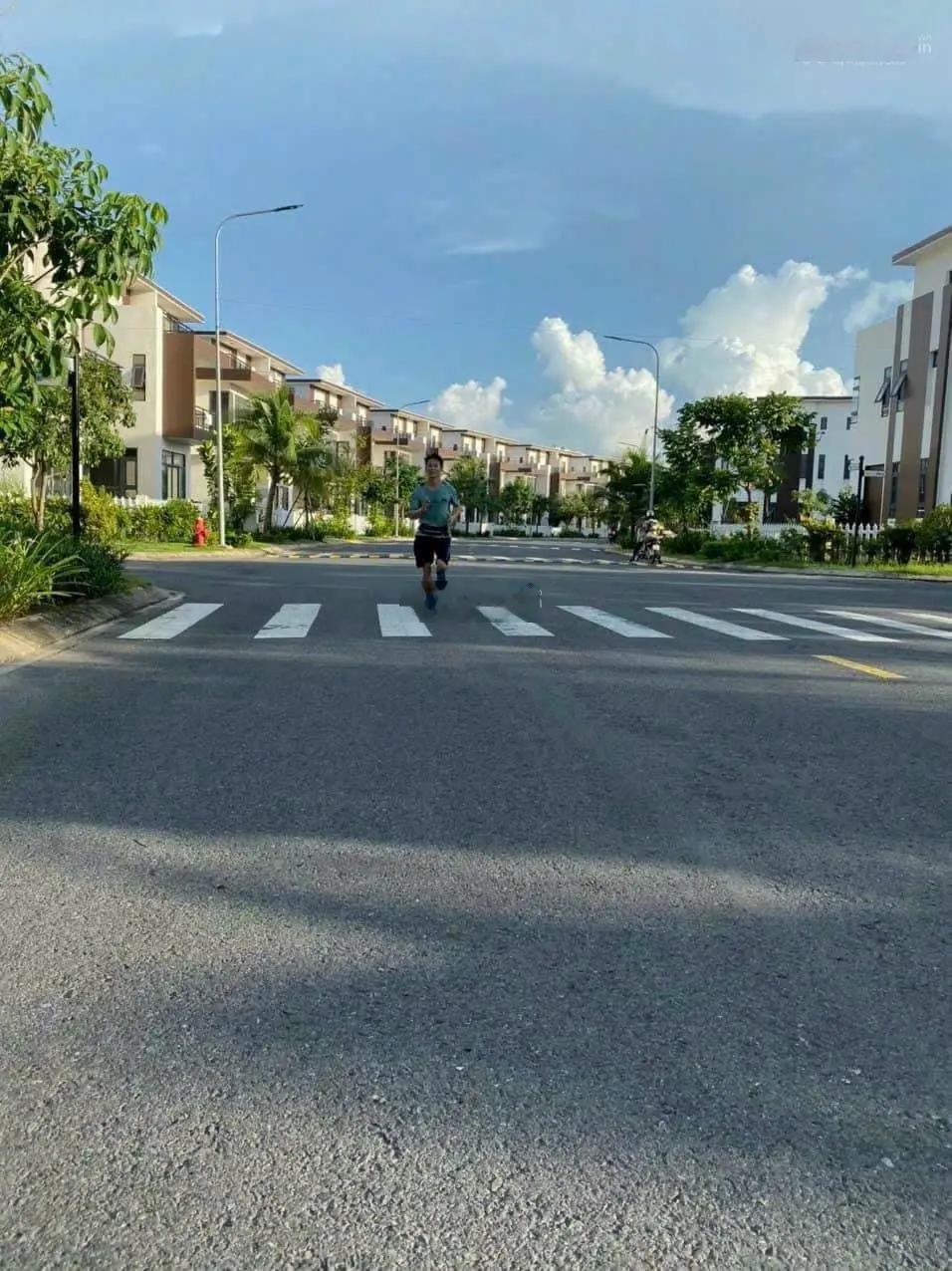 Bán rẽ căn nhà 1 trệt 2 lầu đối diện wieu hồ sen kdc trần anh riverside trung tâm bến lức