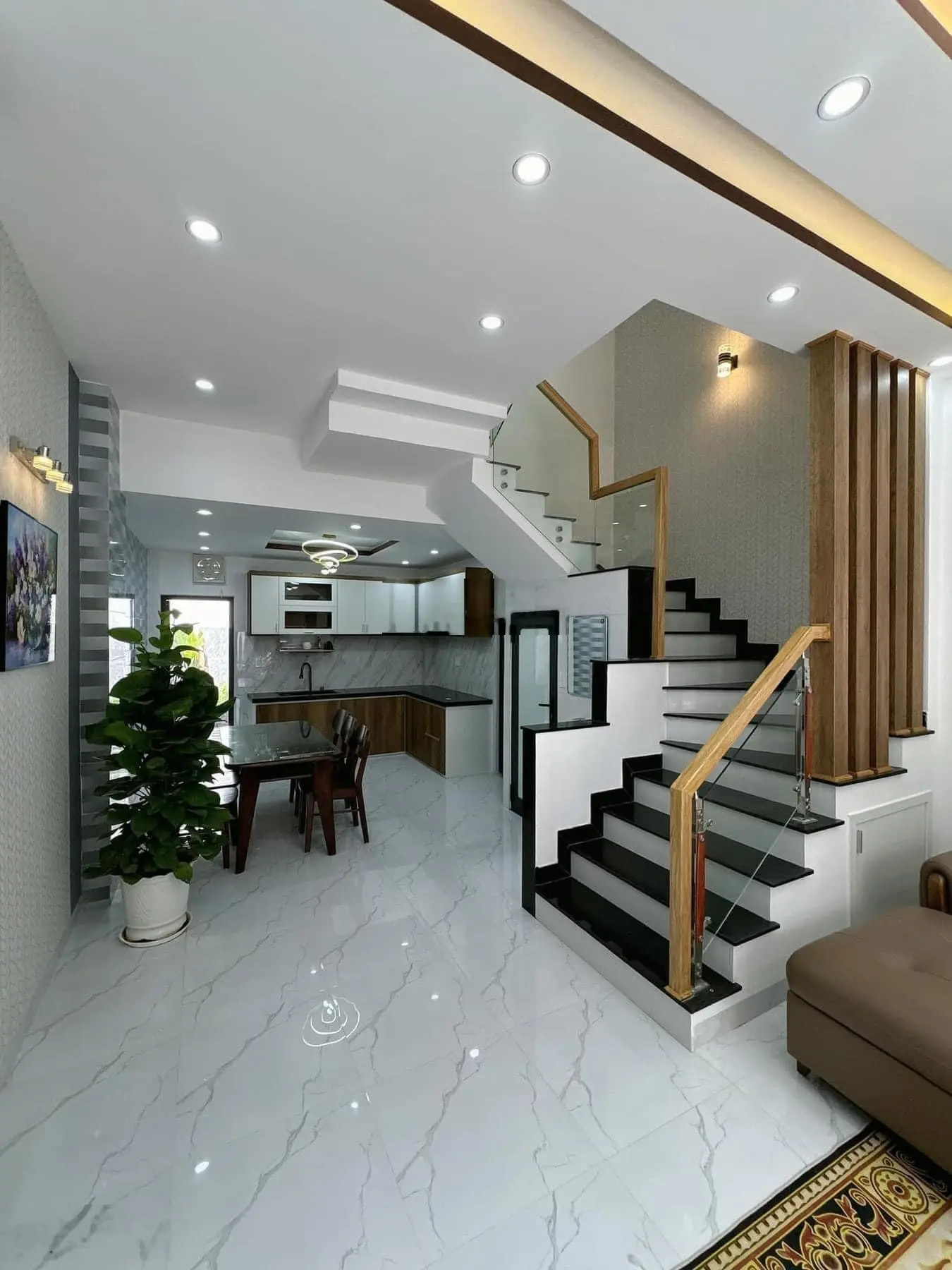Nhà đẹp đường vào xe hơi bán gấp giá mềm, 63.9m2/ 1 tỷ 700 triệu Lý Thường Kiệt, Dĩ An, Bình Dương