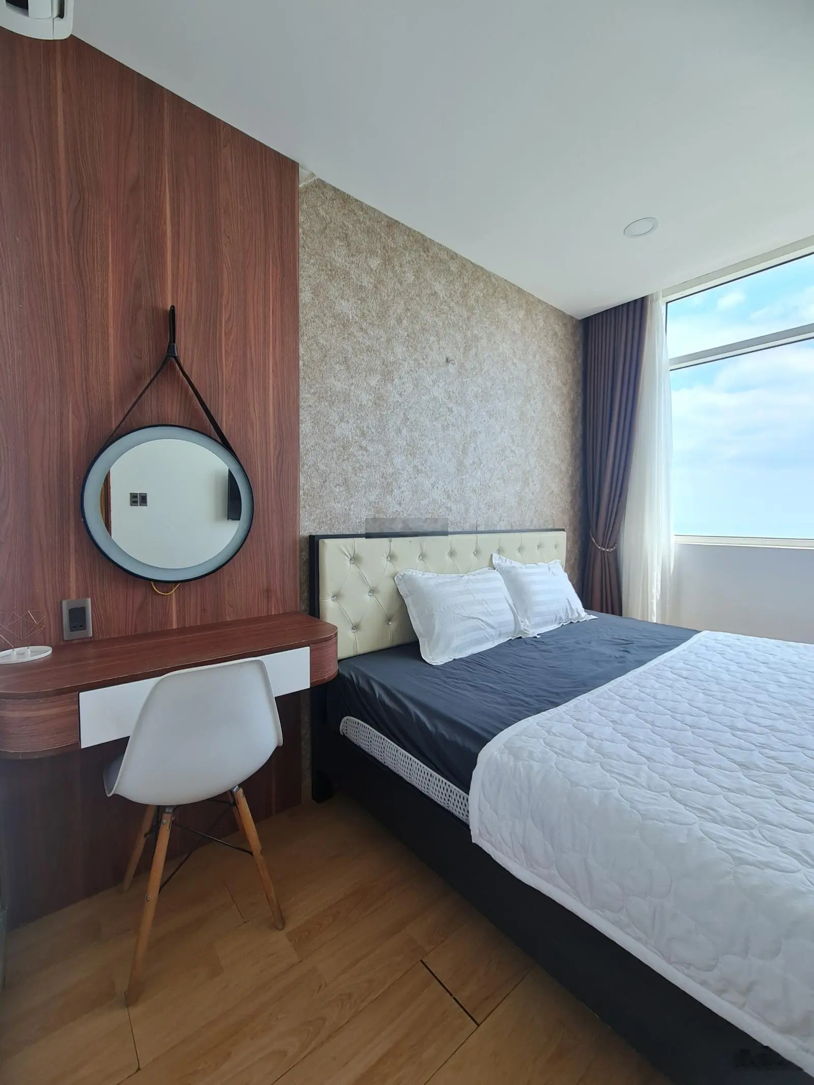 Bán nhanh căn 2 phòng ngủ 68m2 View trực diện biển giá 2,1 tỷ bao hết chi phí sang tên