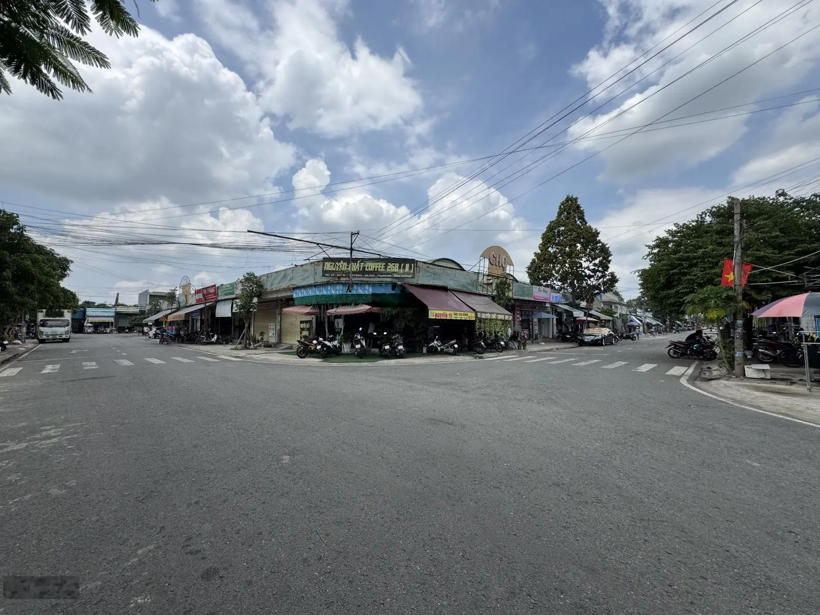 Rẻ ngang giá đất trống. Bán gấp mặt bằng kinh doanh đường chính D1 kế chợ Vietsing