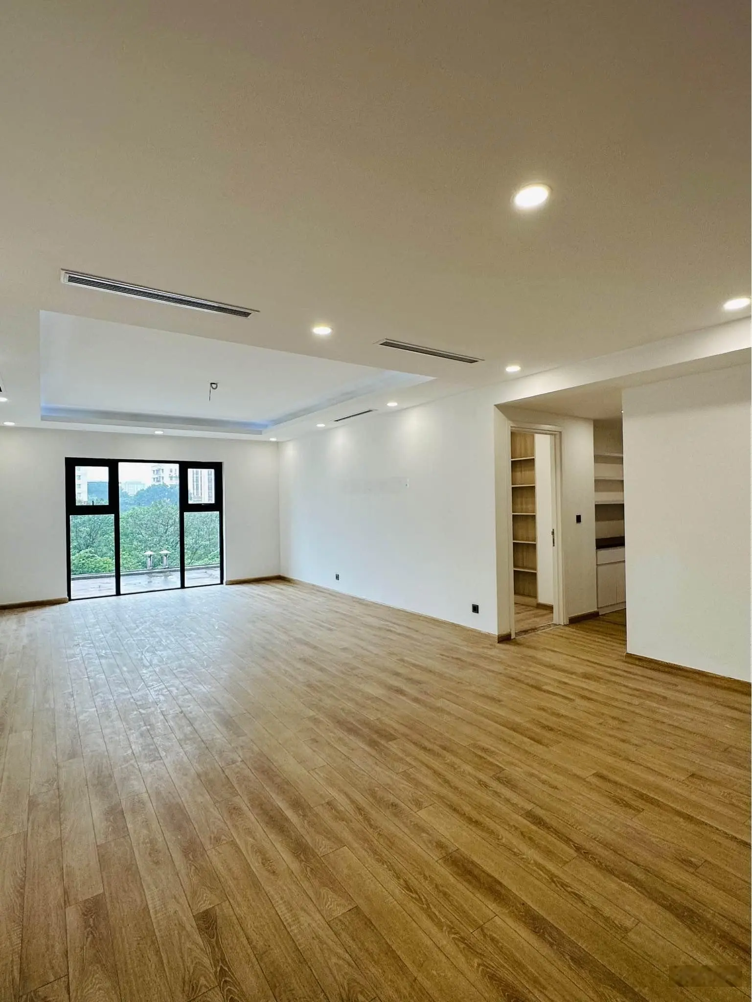 Căn hộ cao cấp, trung tâm Cầu Giấy, diện tích 140,5m2 - từ 52 triệu/m2, nhận nhà ở ngay