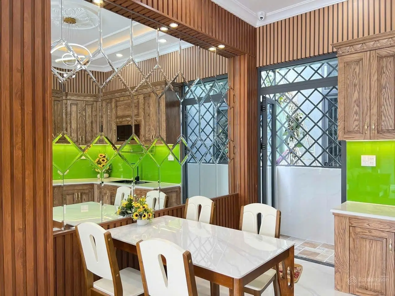 Bán nhà phố đẹp 1 trệt 3 lầu hoàn công trong khu dân cư đồng bộ trung tâm thành phố Dĩ An