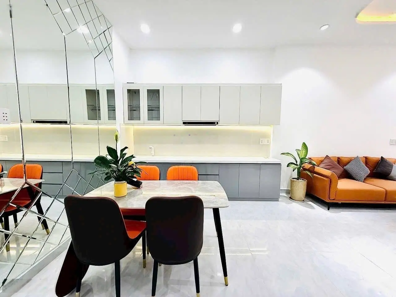 Nhà đẹp đường Hồ Bá Phấn DT 92m2 sát trường Ngô Thời Nhiệm đang cho thuê 15tr/tháng dân cư đông đúc