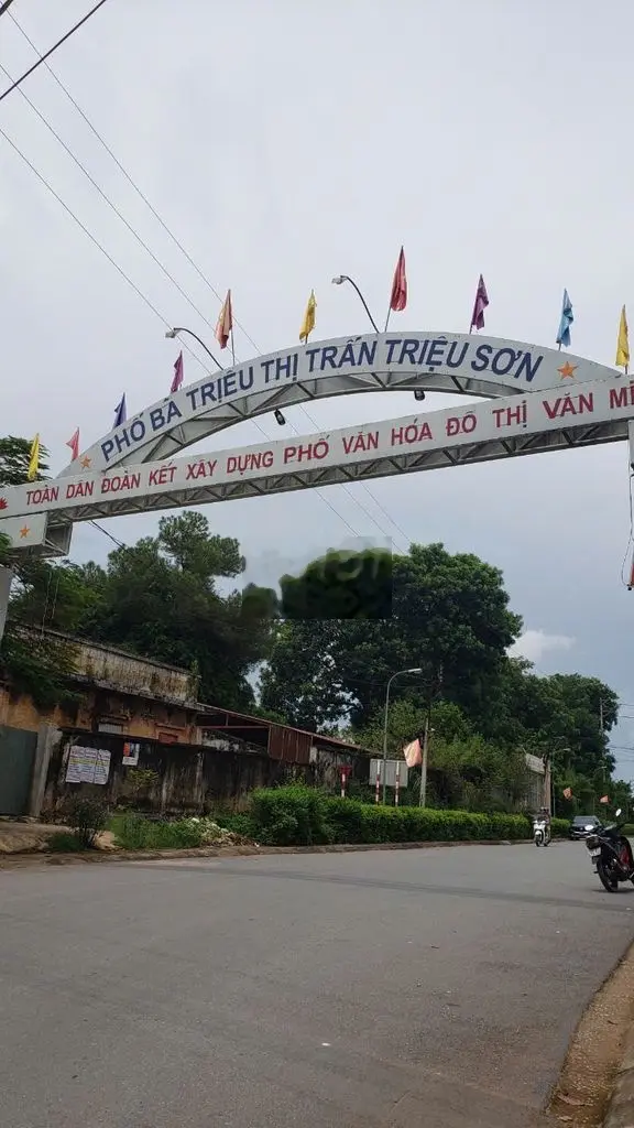 BÁN ĐẤT LIỀN KỀ, SĐ: 162M2, P/LÔ, OTO, VỈA HÈ. TẠI THỊ TRẤN