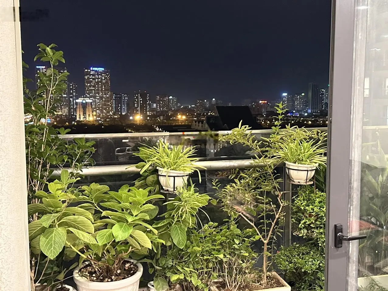 Chủ nhà gửi bán gấp căn hộ 4PN góc - 142m2 - View Trung tâm HNQG - Giá bán 12. X tỷ - Tầng trung