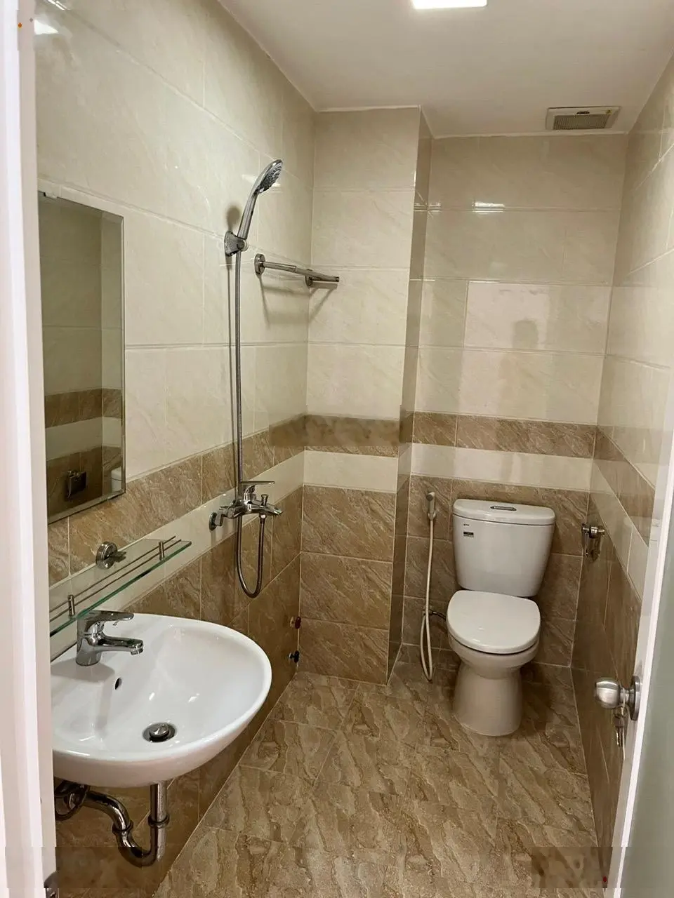 Nhà mới 4 tầng, DT 60m2, ven sông Sài Gòn, đường xe hơi 9m, gần Vạn Phúc, giá chỉ 7 tỷ