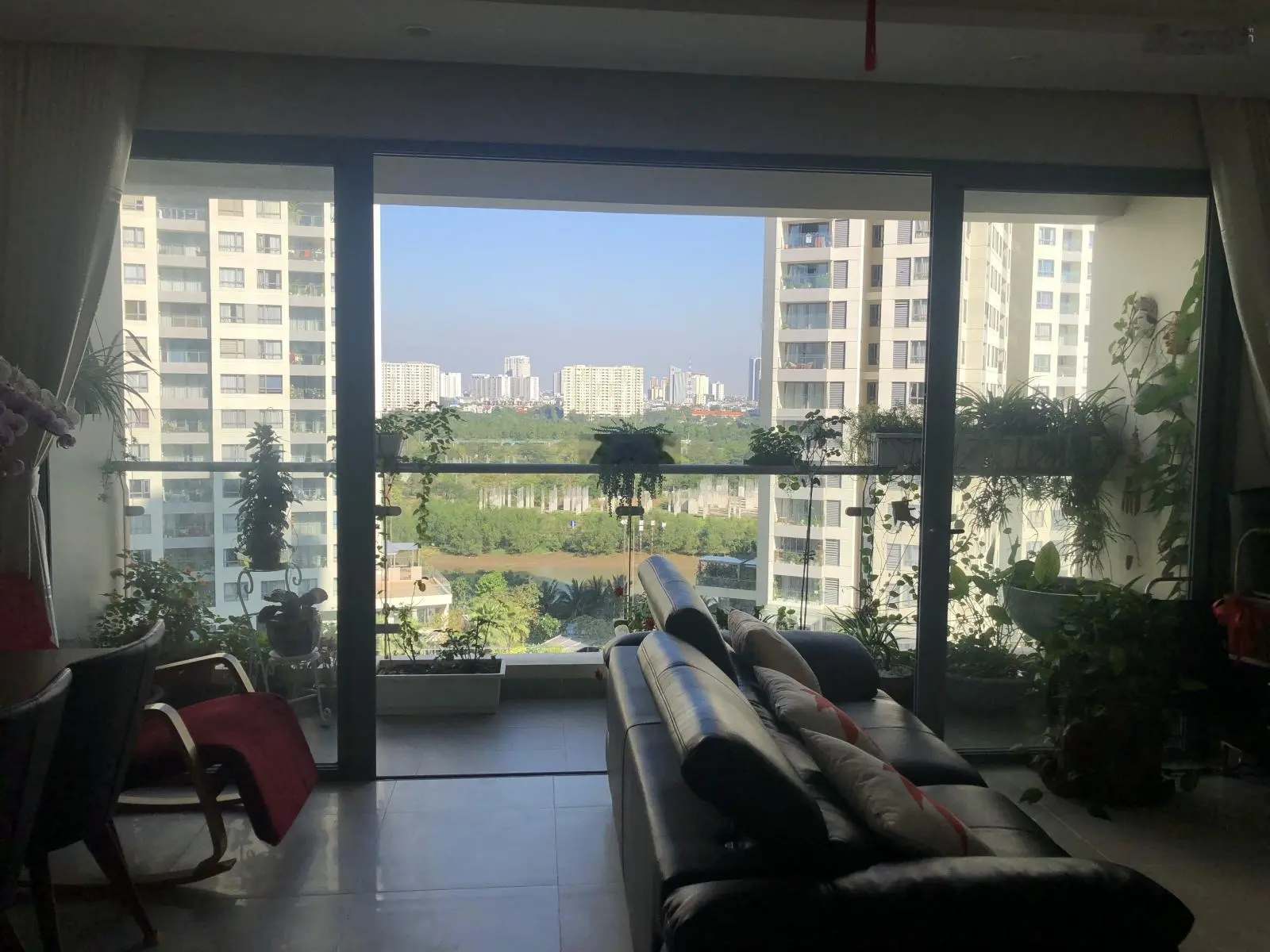 Bán gấp 2PN tháp Bora view trực diện hồ bơi + 1 góc sông- đầy đủ nội thất -chỉ 7.3 tỷ bao thuế phí.