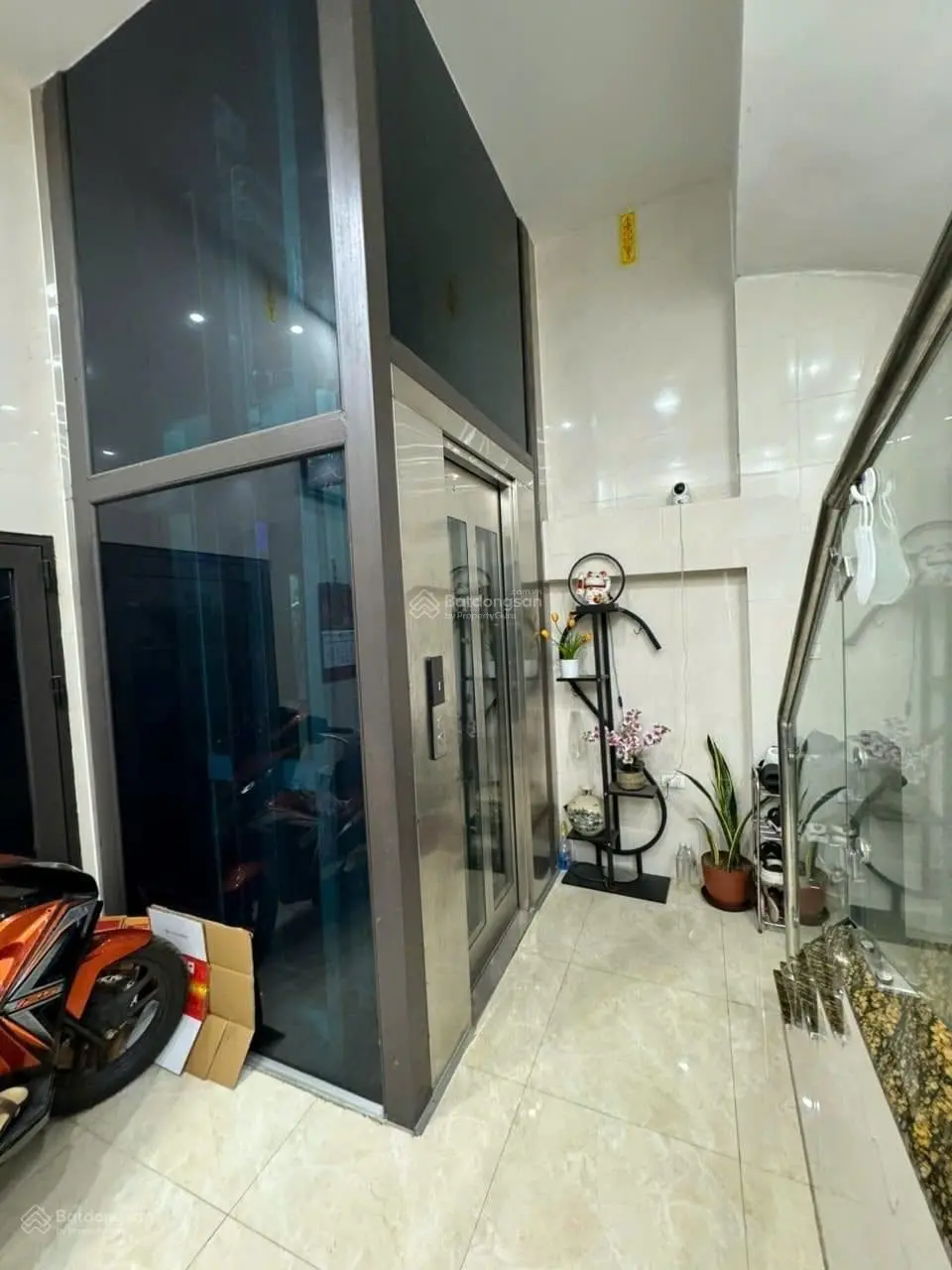 Thang Máy-Ô Tô Đỗ Cửa-Kinh Doanh-Gần phố-Chạy bộ 1p ra Hồ Tây. Dốc Tam Đa 37m-x6 tầng- 4,5m mt