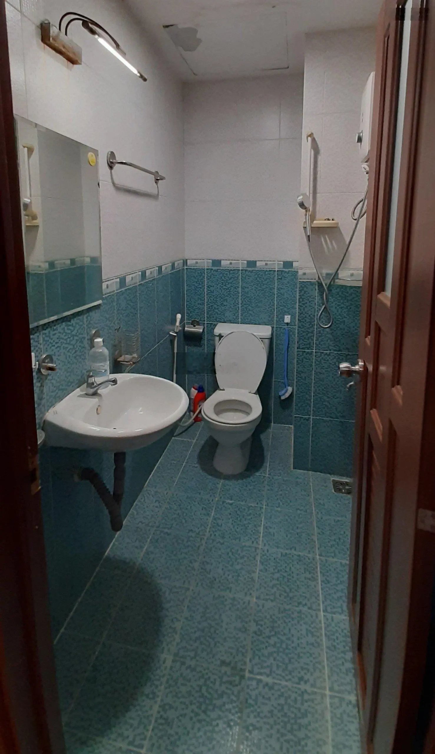 Chủ bán căn hộ Sacomreal Hòa Bình, diện tích 60m2, 2 phòng ngủ, giá 2.4 tỉ, sổ hồng lâu dài