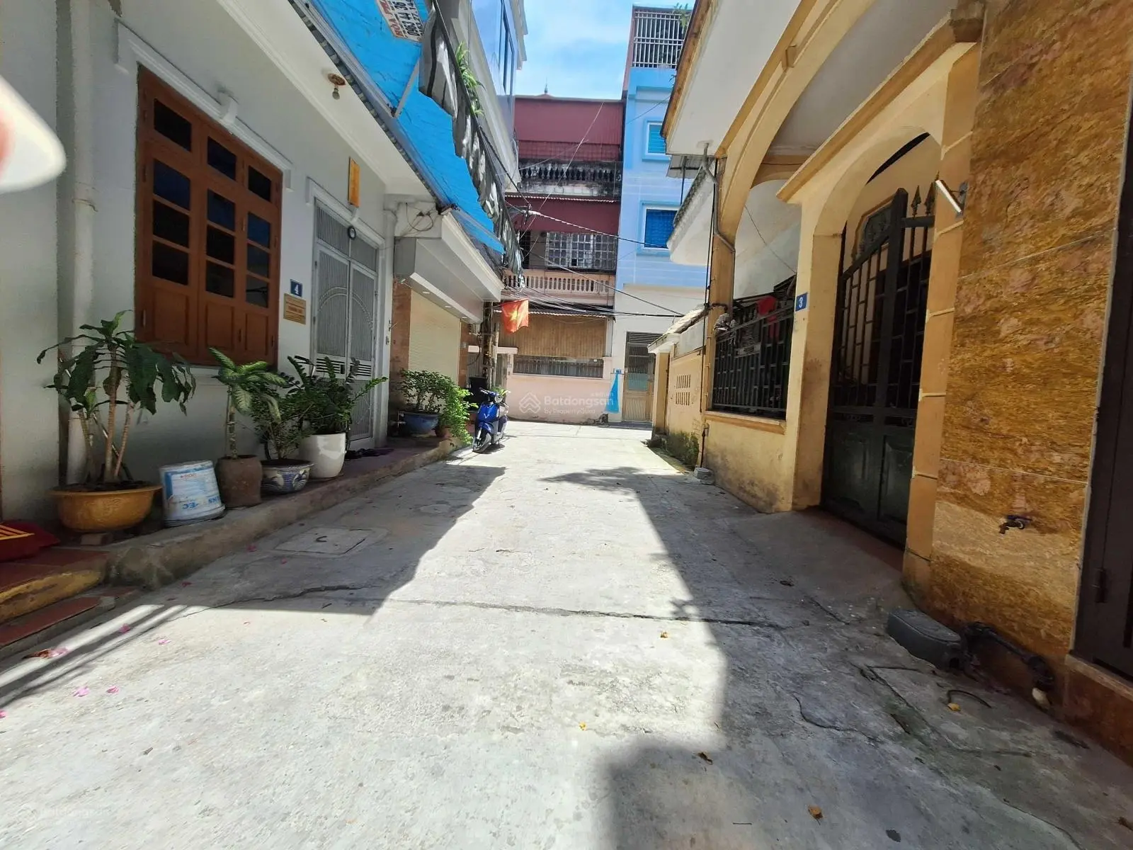 Cần tiền bán rẻ căn nhà phố Gia Quất, gần cao đẳng Đường Sắt, 69m2x 4 tầng, 2 mặt đường, 9.8tỷ