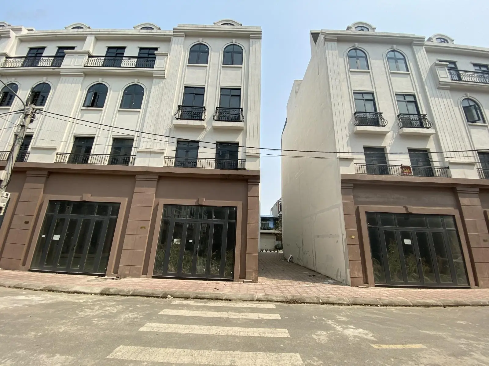 Chính chủ gửi bán DG1 diện tích 80m2 giá chỉ 12X bao phí , sẵn sổ giao dịch. Lh: 0869920481