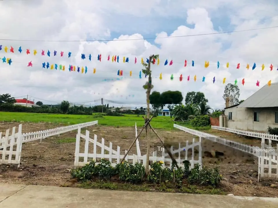 Đất ngay mặt tiền đường Nguyễn Thị Định Giá 430tr/140m2. Cách chợ, Chợ Lách 300m.Sổ sẵn. Đất thổ cư