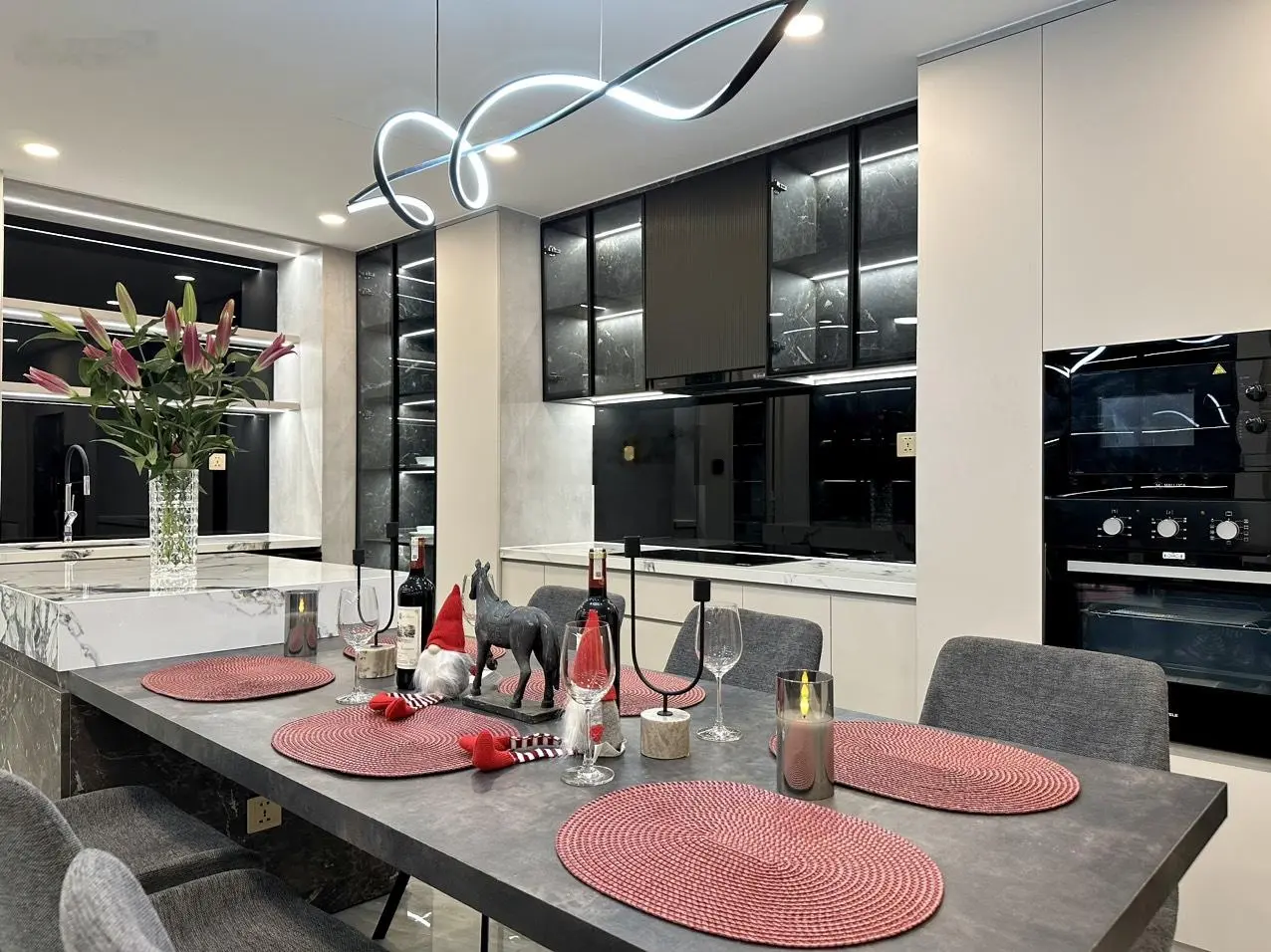 Căn hộ quá đẹp cần bán tại Phú Mỹ Hưng, nhà mới 100%, view sông trực diện, DT 130m2, 3PN, 2WC