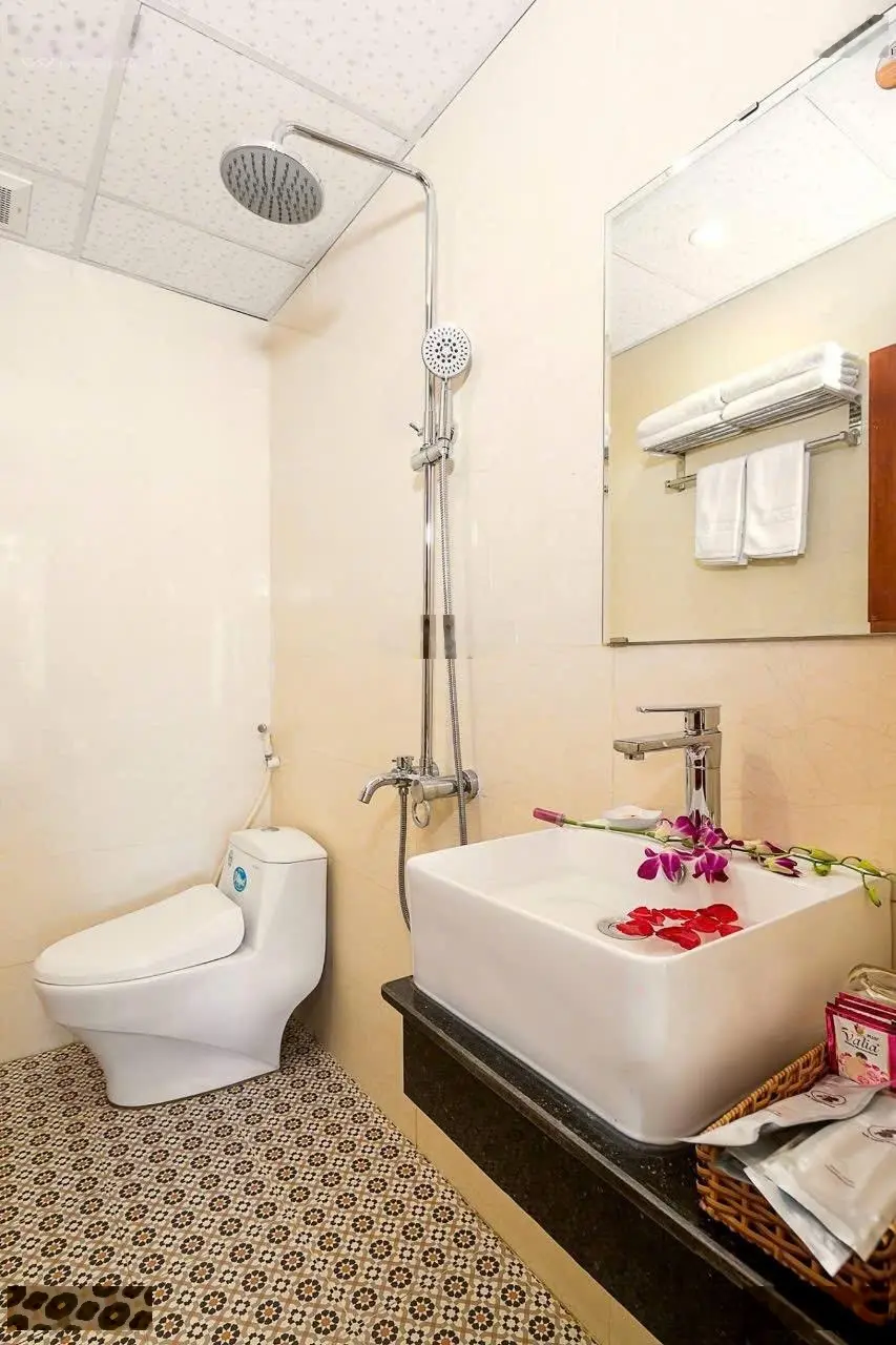 Bán khách sạn An Đồn, gần Phạm Văn Đồng dt 125m kẹp cống, gồm 8 tầng 28 phòng. Giá 21.5 tỷ