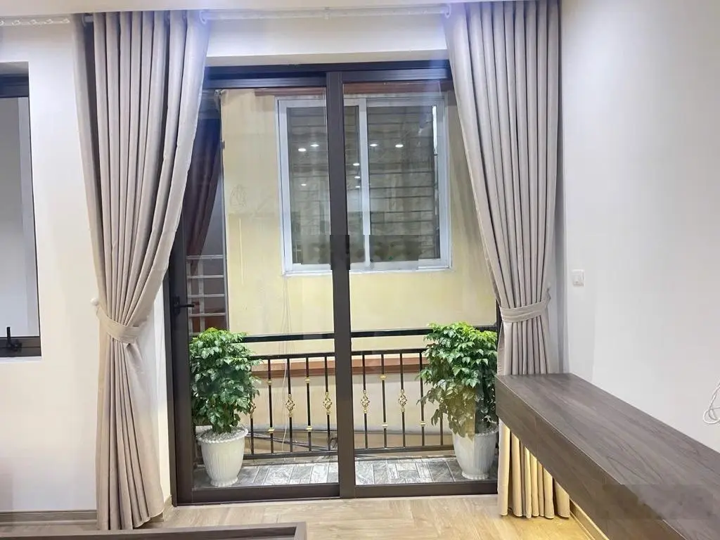 Nhà mới kính coong - thang máy - sát ô tô - ngõ rộng - kinh doanh nhỏ