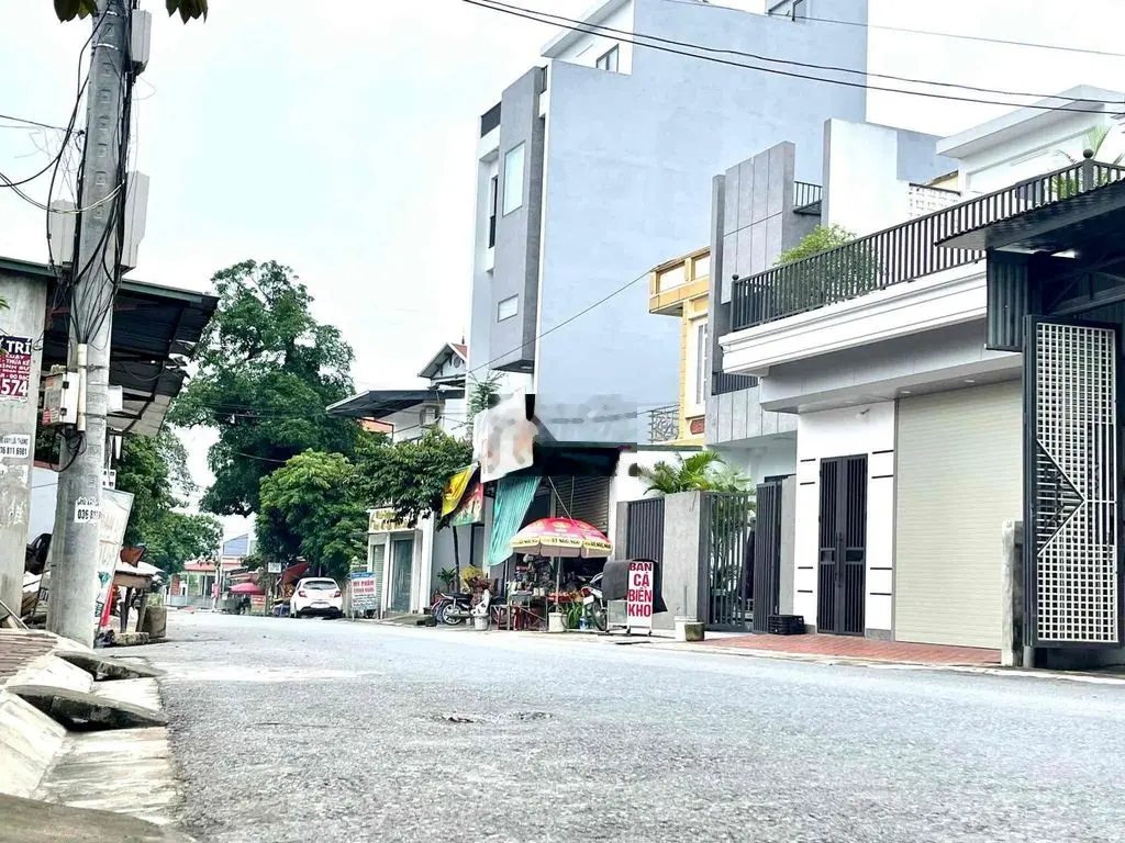 HÀNG HÓT KINH DOANH BẤT CHẤP sẵn Nhà 3 Tầng mặt đường Liên Xã