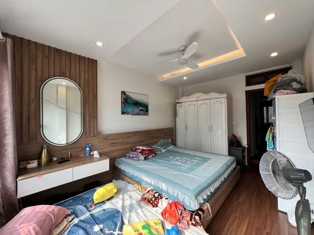 Phố nguyễn văn huyên - vỉa hè ô tô tránh - đối diện cv nghĩa đô - kinh doanh + ở. 65m x 4t. chỉ 17đ