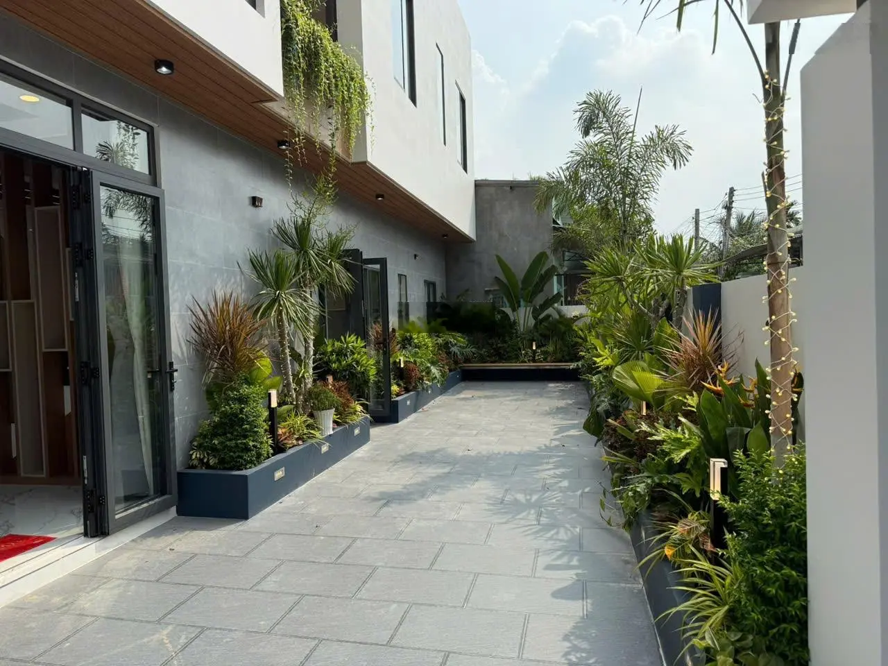 Biệt thự mini - 141m2( 8 x 19), full thổ, sổ riêng - đường ô tô, cách Tp .HCM 5km - sách vali vô ở
