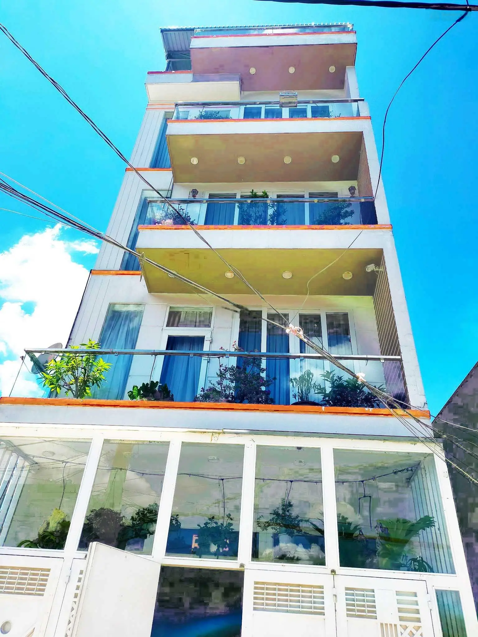 Bán nhà mặt tiền đường 3 Tháng 2, P. 11, Q. 10 đối diện Hà Đô (DT: 4x17m) 1 trệt 3 lầu sân thượng