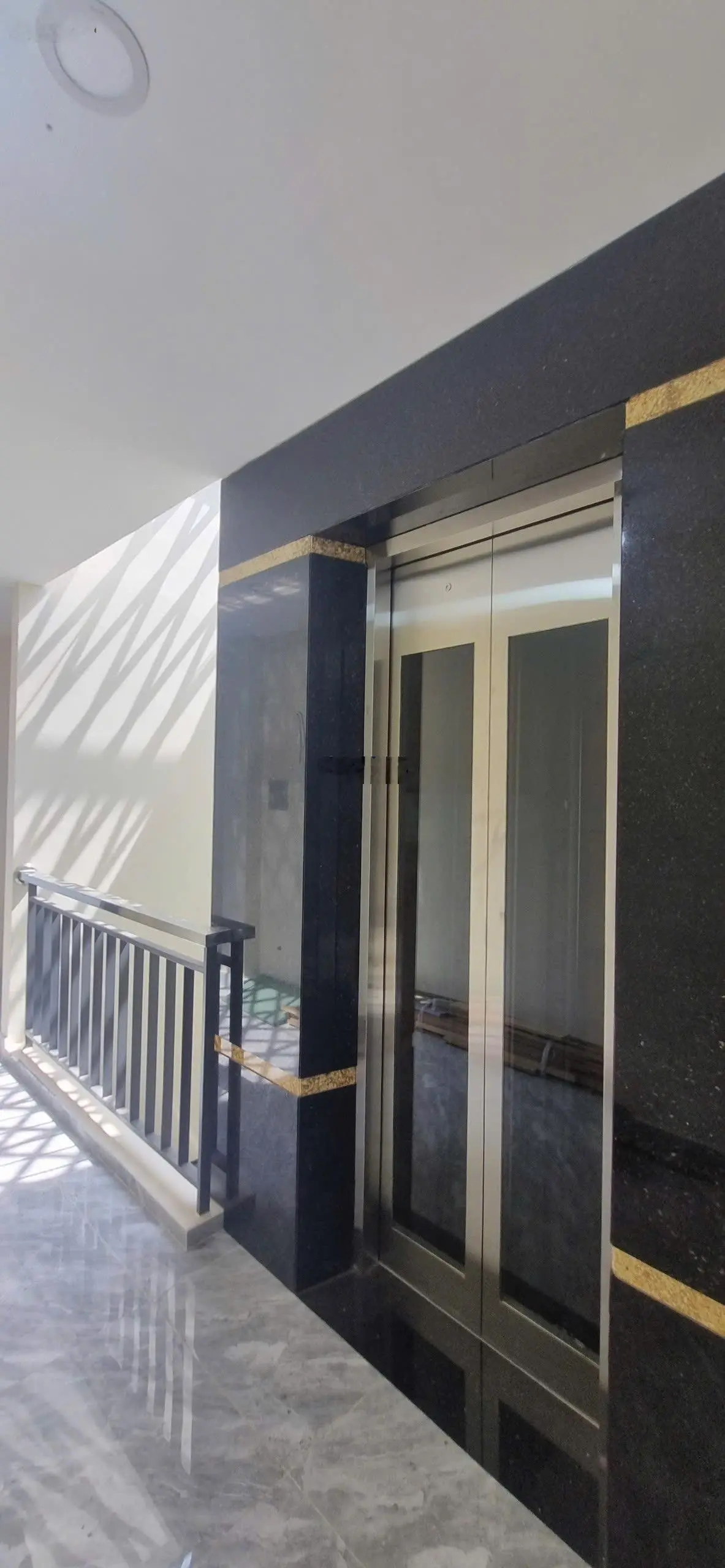 Xuất cảnh bán rẻ nhà 2 mặt tiền hẻm xe hơi Tô Hiến Thành, phường 15, Quận 10