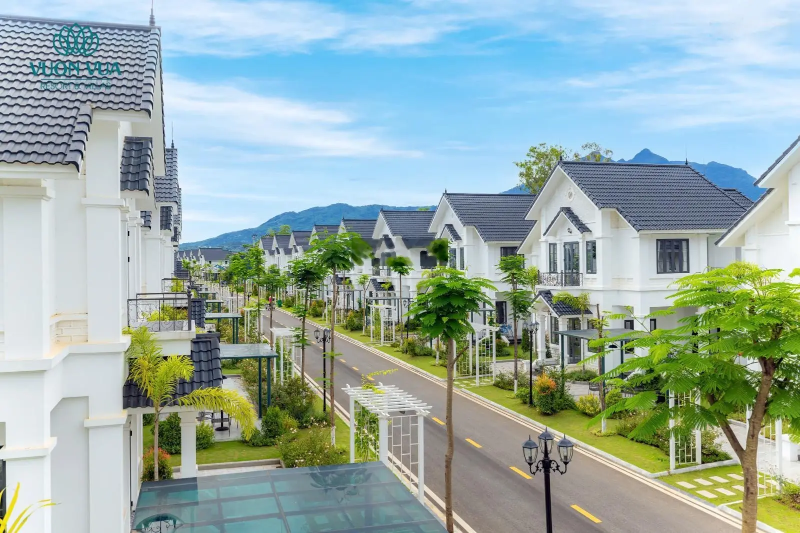 Bán Biệt thự Vườn vua Resort - Sẵn sổ - Oto đỗ cửa - khai thác dòng tiền 100tr/tháng