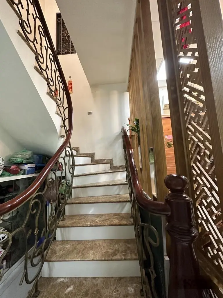 Nhà đẹp giang biên 41m x 3,6m 4 tầng dân xây vỉa hè ô tô tránh giá 9,5 tỷ vườn hoa