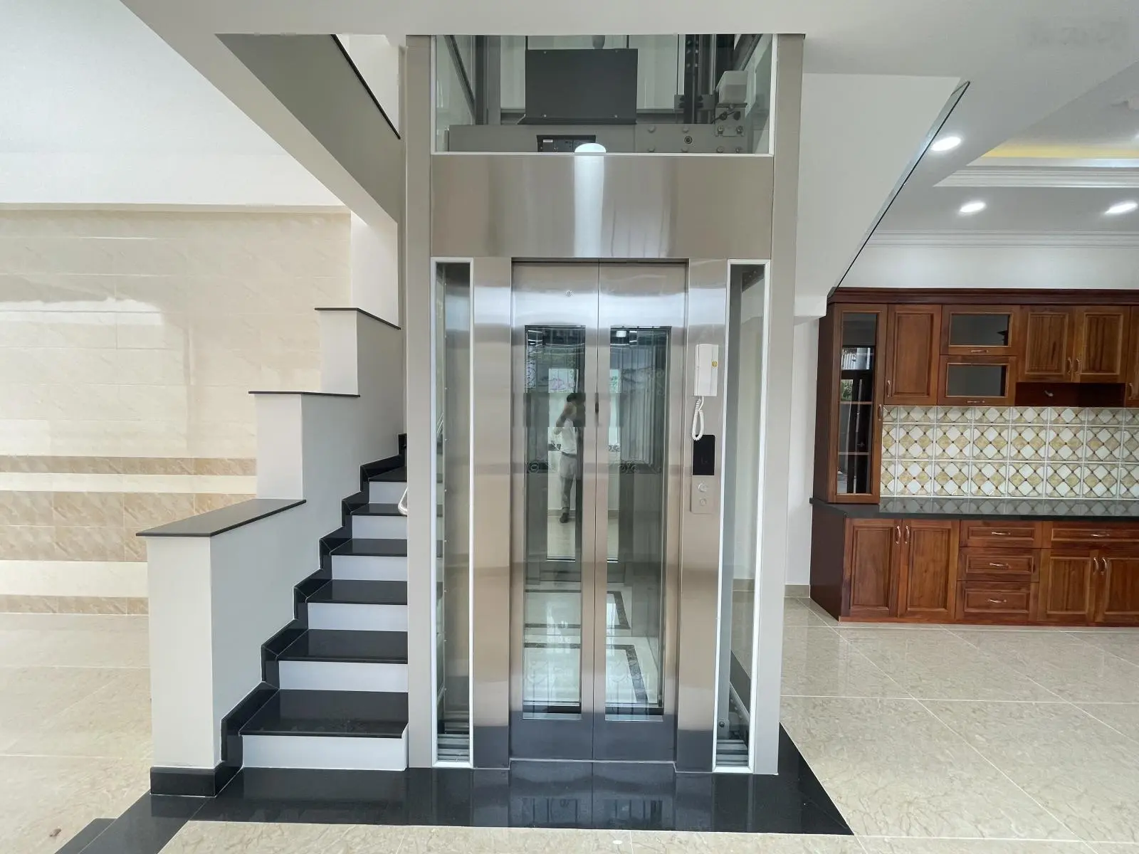 Nhà 1 trệt 5 lầu có thang máy, khu đồng bộ ven sông sài gòn, đường 9m liền kề vạn phúc city