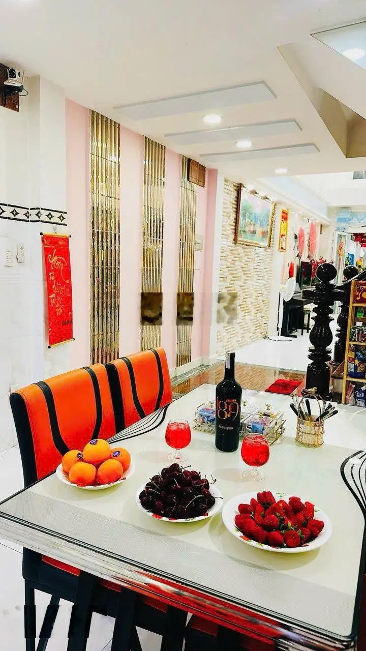 Bán nhà 4 tầng mới tinh , mặt tiền Bà Triệu gần BV Hóc Môn. 140m2 . Gần Aeon , gần chợ , 12,5 tỷ tl