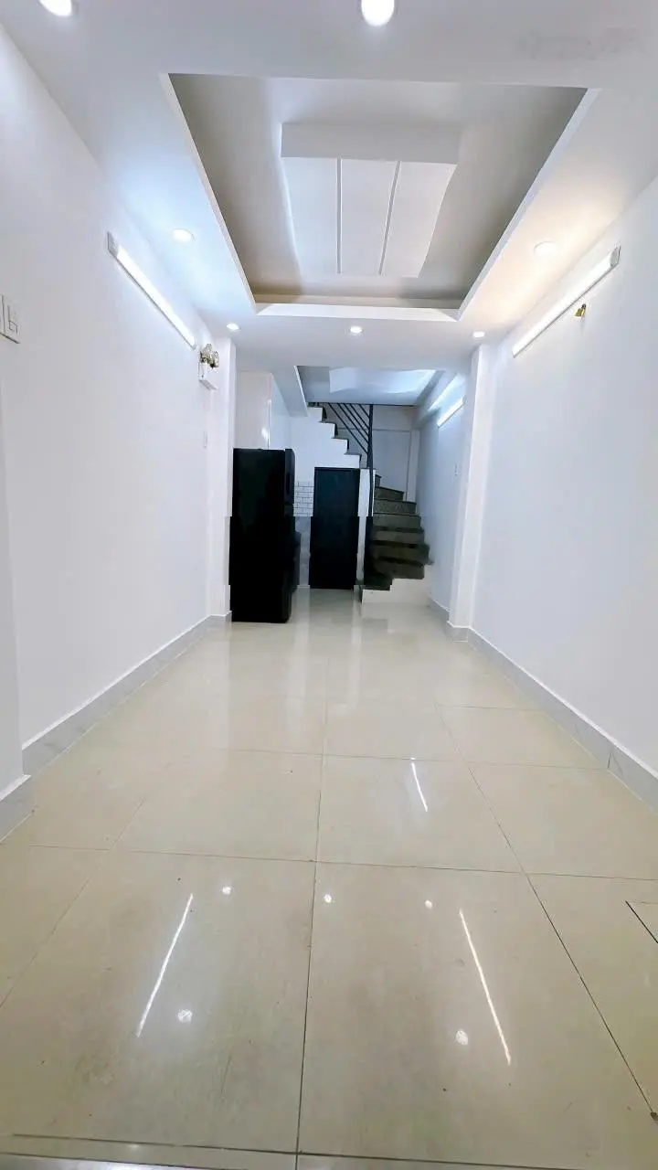 Bán nhà 2 phòng ngủ mặt tiền đường xe hơi quận 4