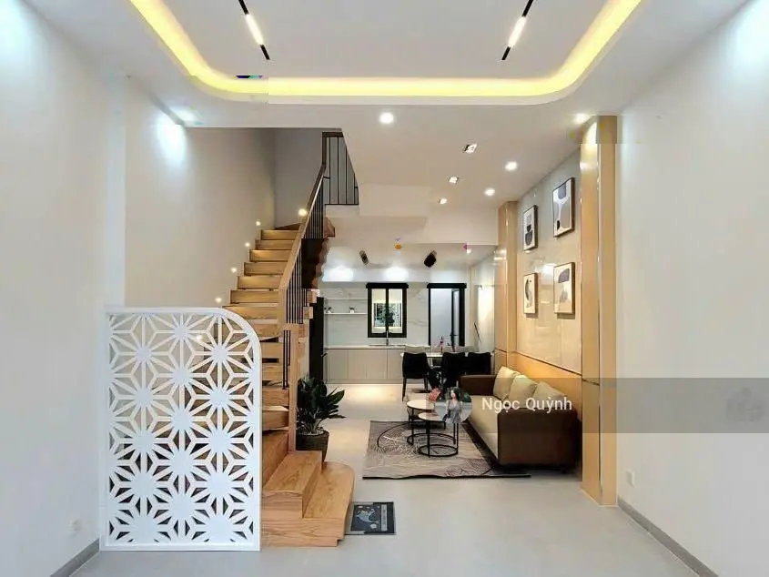 Bán gấp nhà 53m2 đường Thích Quảng Đức P5 Phú Nhuận. Giá 2 tỷ 950 Sổ riêng. Còn HĐ thuê 9tr/tháng