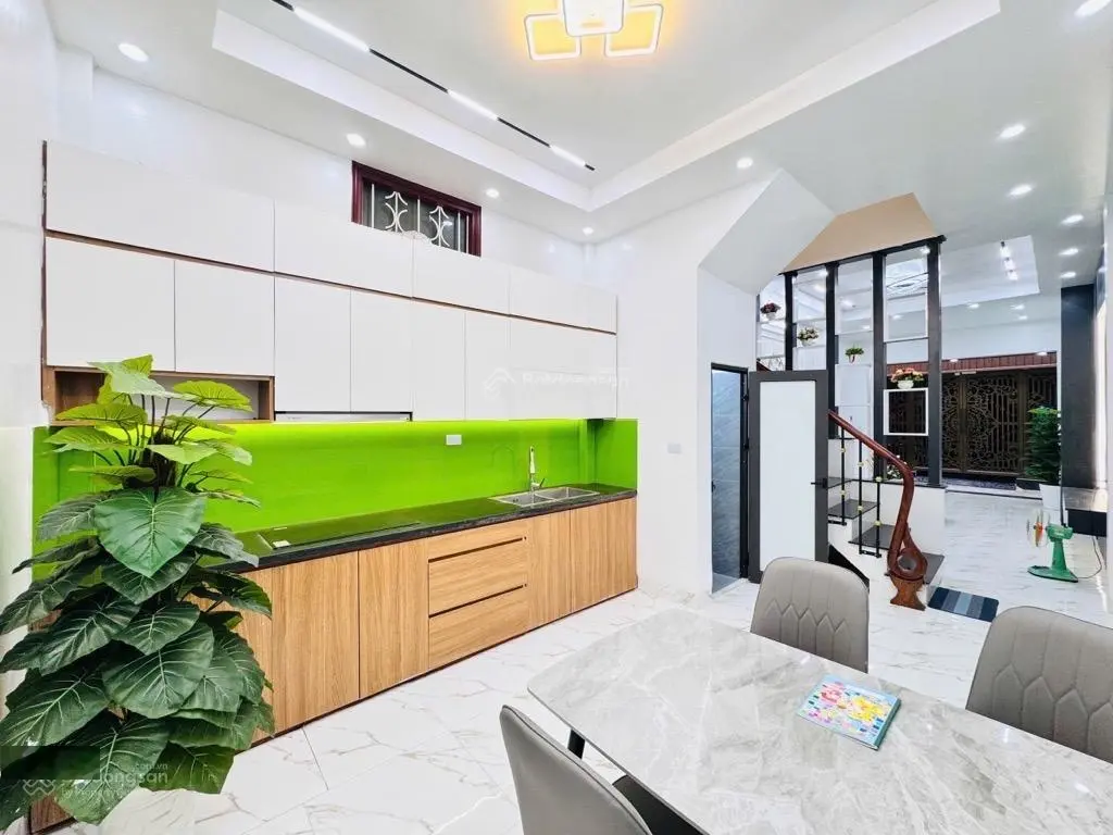 Cầu giấy 6 tầng - mới đẹp - gần phố - ô tô 10m - vài bước ra phố nhớn - nội thất xịn - nhỉnh 9 tỷ.
