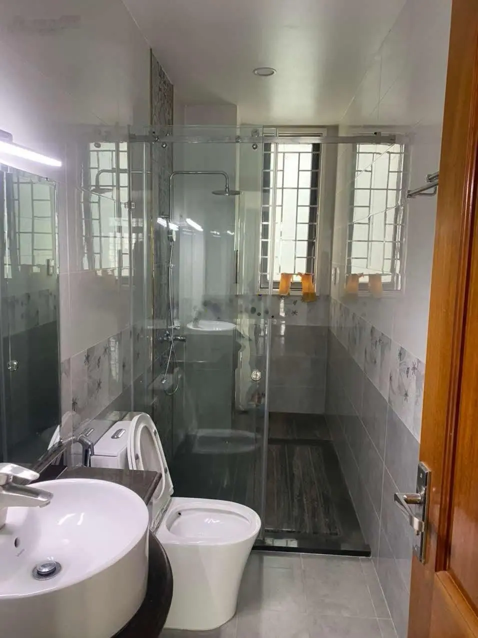 Bán nhà Lý Thường Kiệt, Quận 10 - hẻm trước nhà 10m - 8 tầng có hầm để ô tô, có thang máy chỉ 18 tỷ