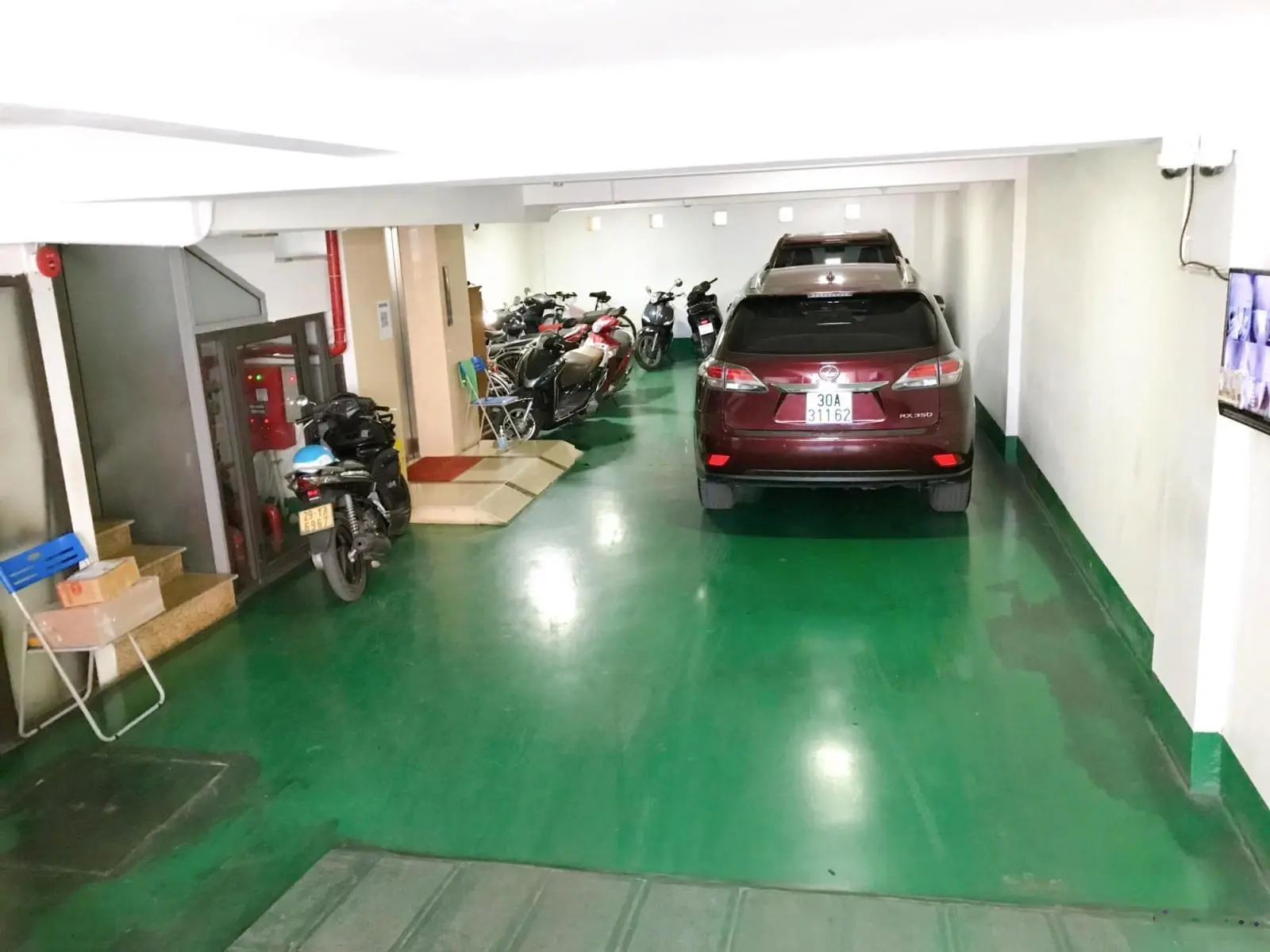 Bán tòa nhà 8 tầng MP Tây Hồ, lô góc thông sàn kinh doanh tấp nập, đường 2 chiều